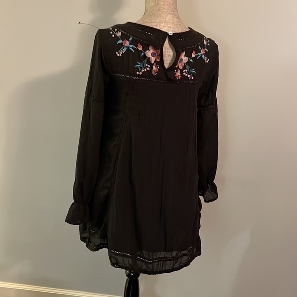 Umgee bohemian long sleeve tunic with embroidered details in front and back. - Picture 5 of 7